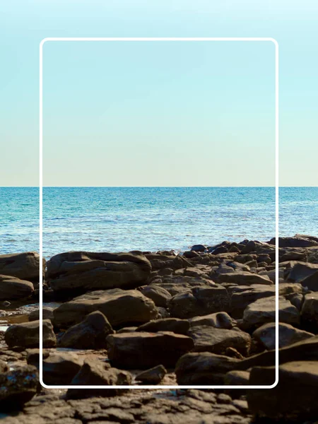 Рамка Білої Лінії Морському Фоні Літній Фон Купами Коричневих Пляжних — стокове фото