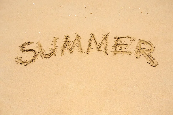 Αμμώδης Παραλία Την Ηλιόλουστη Μέρα Κείμενο Καλοκαίρι Διακοπές Φόντο Λέξη — Φωτογραφία Αρχείου