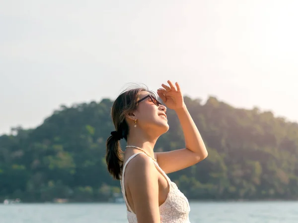 Gyönyörű Ázsiai Napszemüveggel Tengerparton Nyári Hangulatban Boldog Mosoly Amely Napsütést — Stock Fotó