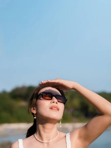 Hermosa Mujer Asiática Con Gafas Sol Playa Vibraciones Verano Con — Foto de Stock