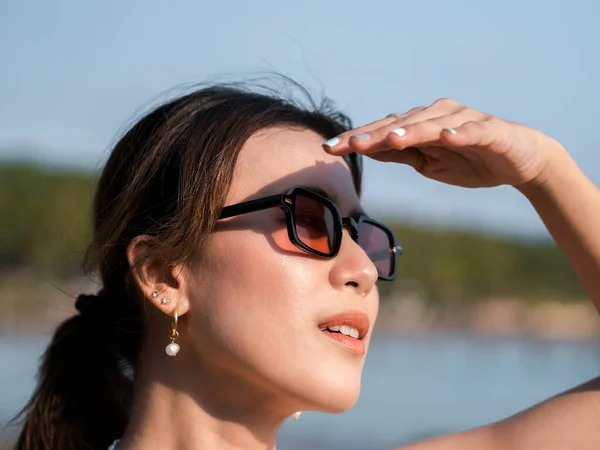 Hermosa Cara Mujer Asiática Con Gafas Sol Vibraciones Verano Con — Foto de Stock