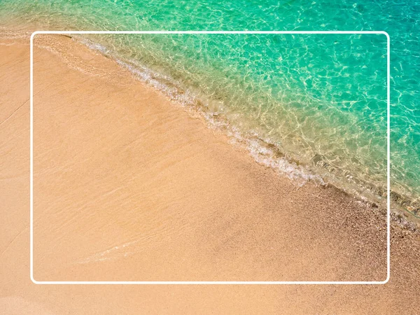 Bílá Čára Rám Klidné Pláži Scény Pohyb Modré Mořské Vody — Stock fotografie