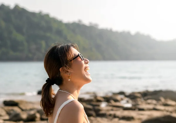 Gyönyörű Ázsiai Portré Napszemüveggel Strandon Nyári Vibrálás Boldog Női Mosoly — Stock Fotó