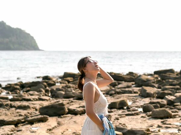 Чудовий Азіатський Жіночий Портрет Сонцезахисних Окулярах Пляжі Влітку Красива Жіноча — стокове фото