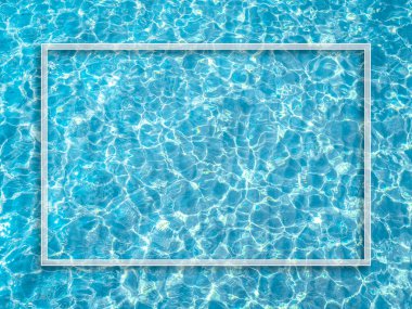 Mavi yüzme havuzunda beyaz çerçeve, parlak ve temiz su arka planı, üst manzara. Yazın tatil afişi arkaplanı metin için kopya alanı ile.