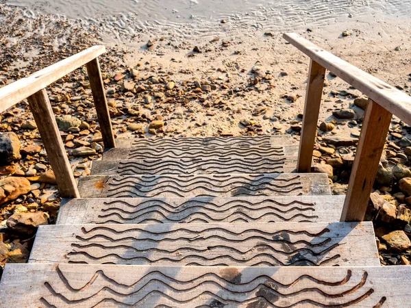 Cesta Dolů Pláž Prázdné Dřevěné Schody Písečné Pláži Skály Mořské — Stock fotografie