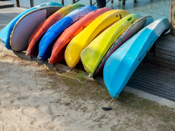 Wielokolorowy Kajak Piaszczystej Plaży Przygotować Dla Gości Hotelowych Lub Wypoczynkowych — Zdjęcie stockowe