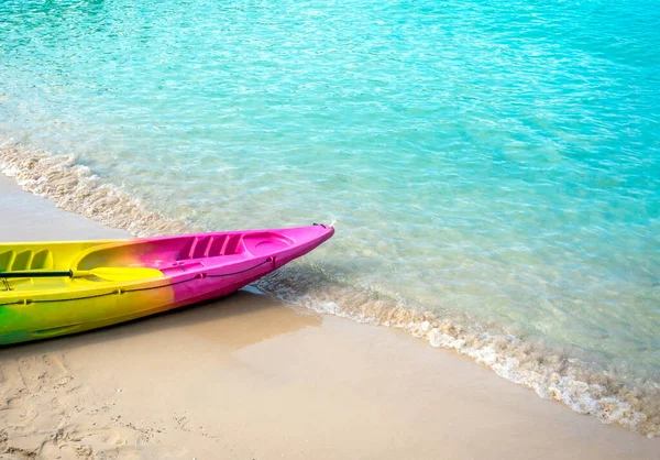 五颜六色的独木舟 没有人在干净的沙滩上 蓝色的海底色 有复制的空间 活动设备 为酒店或度假胜地的游客准备暑假旅行 — 图库照片