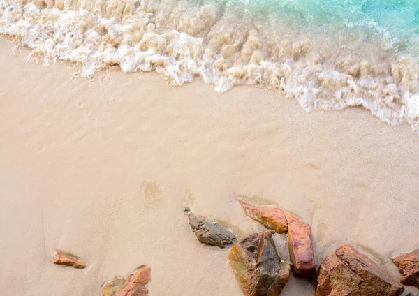 平静的海滩场景 尽收眼底干净的沙滩 蓝色海水的流动和海浪冲刷 岛上的岩石群 海岸线 暑假海报背景 — 图库照片