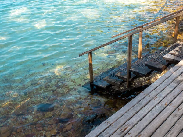 海への道だ ビーチ 岩や青の木板テラスで空の木製の手順方法は 海の水の背景をリラックス 夏休み 休日旅行のコンセプト — ストック写真