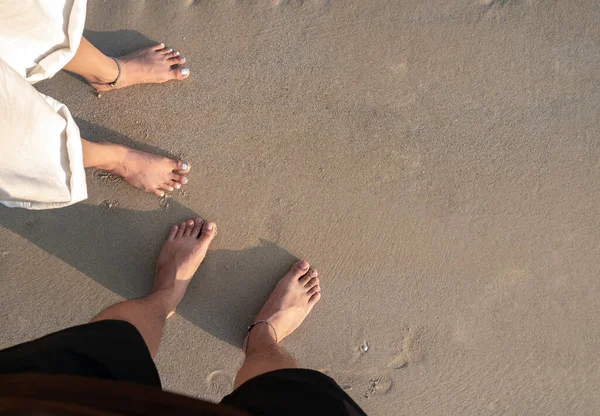 コピースペースと夜の夕日で暖かい日差しの中できれいな砂浜に立っているカップルの恋人裸足で 女性と男性 新婚旅行夏の旅行 レジャー目的地 休暇の概念 — ストック写真