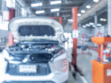Motor bulanıklığı, kaput kaportası, garaj, otomobil iç mimarisi. Bulanık mekanik servis oto tamir atölyesi, hafif odaklı. Bulanık araba bakım istasyonu geçmişi.