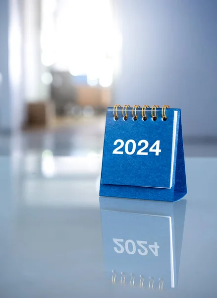 Ευτυχισμένο 2024 2024 Αριθμοί Έτος Μπλε Μικρό Ημερολόγιο Γραφείο Καλύπτουν — Φωτογραφία Αρχείου