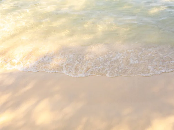 明亮的海滩背景 清澈的海水的流动和海浪浪涌上干净的沙滩海洋 海滨风景 海岸线 海滩上的热带树荫 暑假海报背景 — 图库照片
