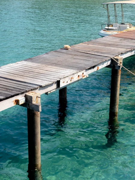 旧旧的乡村木桥景观 码头或地方港口通往快艇的通道 在蓝海背景上的岛屿 垂直风格 — 图库照片