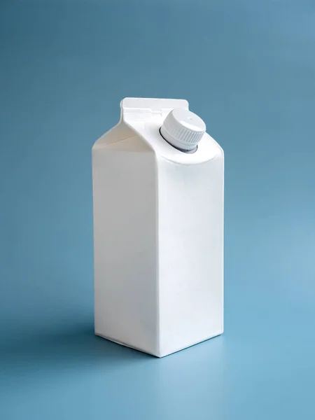 Макет Белого Молока Коробки Питьевой Водой Литр Винтовой Крышкой Стоять — стоковое фото