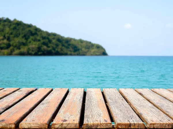 热带海 岛屿和夏日天空背景上的空的木制桌子模板 供放置产品 夏季广告活动包装用的褐色桌面或磨擦木板空间 — 图库照片