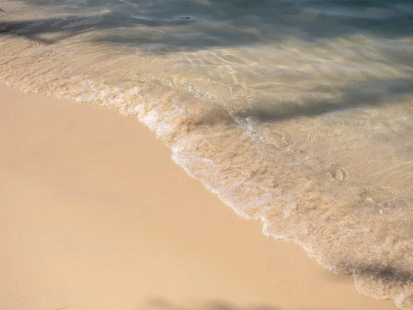 明亮的海滩背景 清澈的海水的流动和海浪浪涌上干净的沙滩海洋 海滨风景 海岸线 海滩上的热带树荫 暑假海报背景 — 图库照片