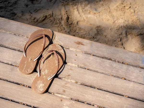 空の砂のステンドグラスの女性のサンダルは 木製のデッキテラスで撮影され 日没のビーチを歩くには コピースペースで行く 夏休み 海の概念への休日の週末旅行 — ストック写真