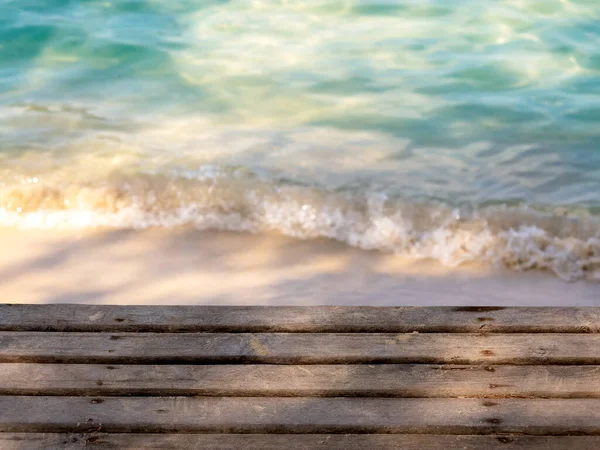 平静的沙滩 海水和波浪背景上的空木桌模板 棕色桌面或老式木板空间的地方产品 包装夏季广告概念 — 图库照片