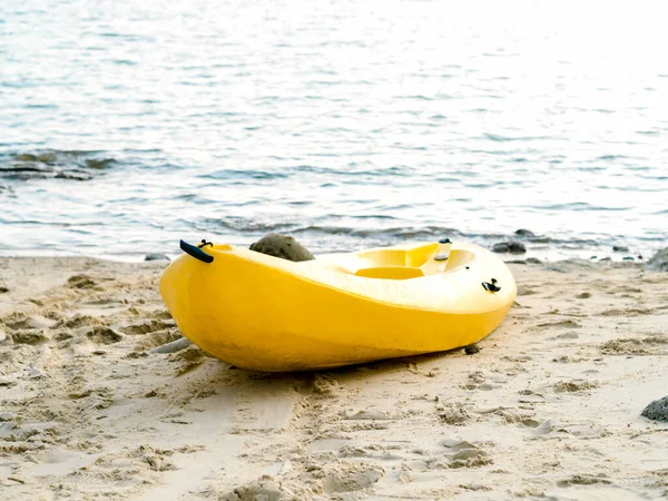 Żółty Kajak Piaszczystej Plaży Błękitne Morze Tle Nikim Sprzęt Ćwiczeń — Zdjęcie stockowe