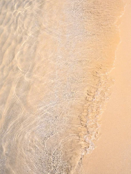 Яскравий Пляж Вертикальний Стиль Рух Чистої Морської Води Хвильовий Серфінг — стокове фото