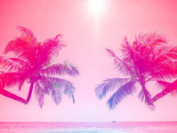 夏日五彩斑斓的天空中 有几棵椰子树 美丽的热带棕榈树 红色和粉色渐变色调背景 海滩上的双曲线树和海景 — 图库照片
