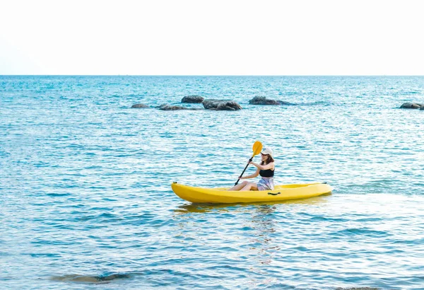 Felice Donna Asiatica Canotta Nera Tappo Kayak Barca Kayak Giallo — Foto Stock