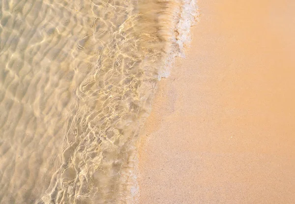 清澈空旷的海滩背景与空间 清澈的海水流动和海浪浪涌在沙滩上的海洋 海岸线 顶视图海滩与复印空间 暑假海报横幅 — 图库照片