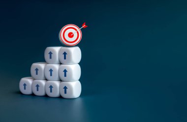Beyaz bloklar iş haritasındaki 3d hedef simgesi mavi arka planda izole edilmiş, minimal biçimdedir. İş büyümesi grafik süreci, hedef, başarı ve ekonomik gelişim ve analiz kavramları.