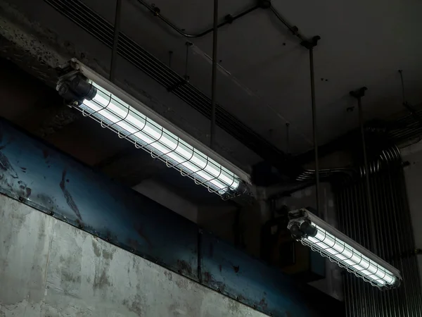 Loft Industriële Plafondverlichting Bedekt Met Gaas Hangend Onder Plafond Oud — Stockfoto