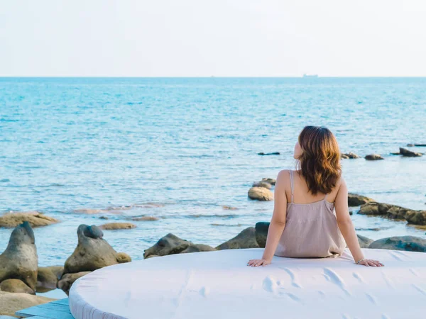 Задня Частина Азіатки Повсякденному Одязі Сидить Подушці Перед Пляжем Сісаппе — стокове фото