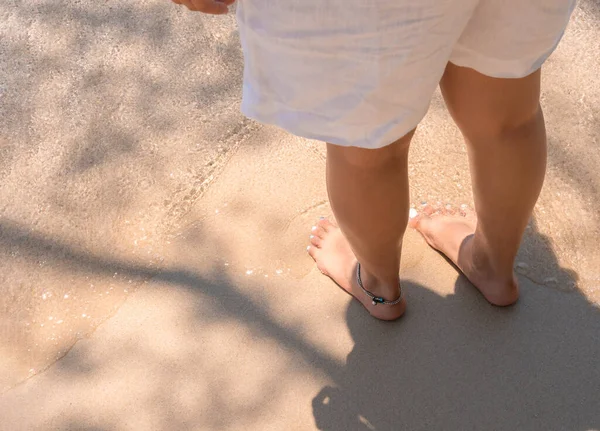 Caminando Por Playa Mujer Descalza Pantalones Blancos Camina Sobre Playa —  Fotos de Stock