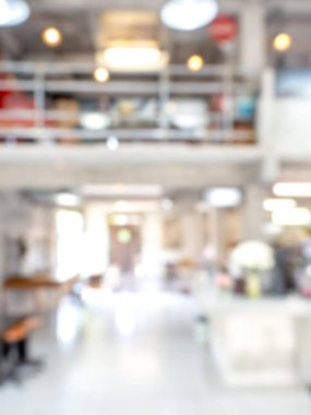 Soyut bulanık modern beyaz kafe çalışma alanı arka planı, iki katlı bina içi ofis veya kapalı restoran alanı, dikey stil. Reklam ve iş sunumu için bulanık arkaplanlar.