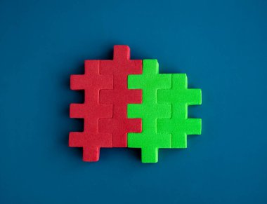 Kırmızı ve yeşil bulmaca blokları mavi arka planda mükemmel bir şekilde bir araya getirilir. İş ortaklığı, takım çalışması, işbirliği ve zıt renkler kavramları.