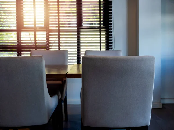 Prázdné Moderní Šedé Textilie Židle Sedadla Dřevěný Stůl Jídelní Stůl — Stock fotografie