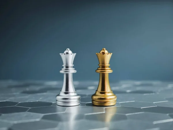 金色和银色女王的豪华棋子站在一个蓝色背景的六边形银色棋盘上 伙伴关系和业务战略概念 — 图库照片