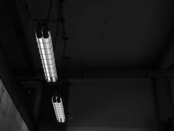 Loft Luzes Teto Industriais Cobertas Com Malha Arame Pendurado Sob — Fotografia de Stock