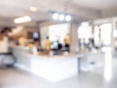 Soyut bulanık modern beyaz kafe çalışma alanı arka planında tezgah barın iç binası ya da kapalı restoran alanı var. Reklam ve iş sunumu için bulanık arkaplanlar.