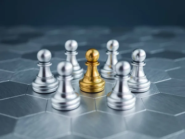 Χρυσό Πιόνι Πιόνι Πιόνι Σκάκι Στέκεται Στη Μέση Της Ομάδας — Φωτογραφία Αρχείου