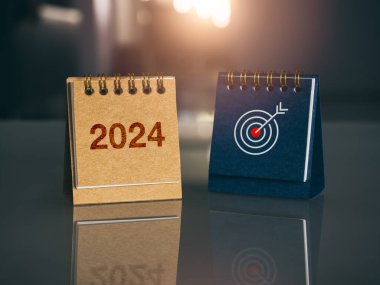 Yeni yılın kutlu olsun 2024 afişi. 2024 yılı, hedef ikonu kahverengi ve mavi masa takvimi örtüsüyle cam masanın üzerinde yeni gün ışığı ile duruyor. İş hedefleri ve başarı kavramları.