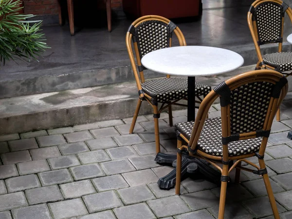 Пустые Удобные Винтажные Кресла Ротанга Круглым Мраморным Столом Украшенным Серым — стоковое фото