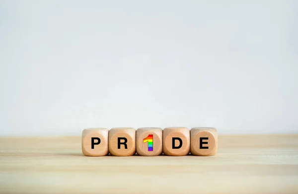 Lgbtq 多様性の人々のコンセプトのプライド月 愛と祝賀と美しさ コピースペースのある白い背景の木製の棚の木製のブロックの1ナンバーのカラフルな虹の旗が付いている単語 Pr1De — ストック写真