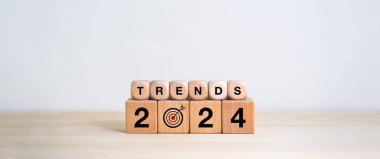 2024 trend konsepti. Ahşap masa ve beyaz arka planda izole edilmiş tahtadan küp bloklarda 
