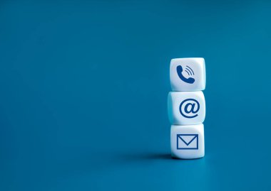 Konsept ile bağlantı kur. Şirket sitesi, SSS, telefon numarası arama, adres ve e-posta pazarlama müşteri desteği. Mavi arkaplan üzerindeki ahşap küp blok yığını üzerinde kopyalama alanı olan simgelerle bağlantı kur.
