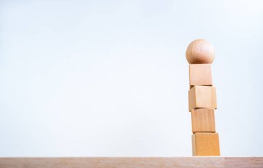 Eşsiz, farklı, liderlik kavramları. Küre topu, dört tahta blok üzerinde beyaz zemin üzerinde izole edilmiş, kopyalama alanı olan bir yığın. Metin, simge veya semboller için boş tahta bloklar, tasarım fikri.