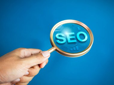 SEO ya da Arama Motoru optimizasyon sıralama konsepti. Alfabe kısaltması 