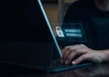 Siber güvenlik kavramı. Sanal ekrandaki sayfayı imzalarken dijital tablet ya da dizüstü bilgisayarda çalışan kişi şifreyi, kimlik doğrulamasını, web sitesine giriş yapmayı onaylar..