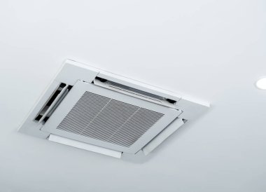 Tavana monte edilmiş kaset tipi klima dekorasyonu. Binanın iç tarafındaki tavan lambaları. Havalandırma sistemi olan tavan tipi havalandırma ünitesi..