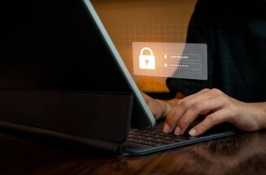 Siber güvenlik kavramı. Sanal ekrandaki sayfayı imzalarken dijital tablet ya da dizüstü bilgisayarda çalışan kişi şifreyi, kimlik doğrulamasını, web sitesine giriş yapmayı onaylar..